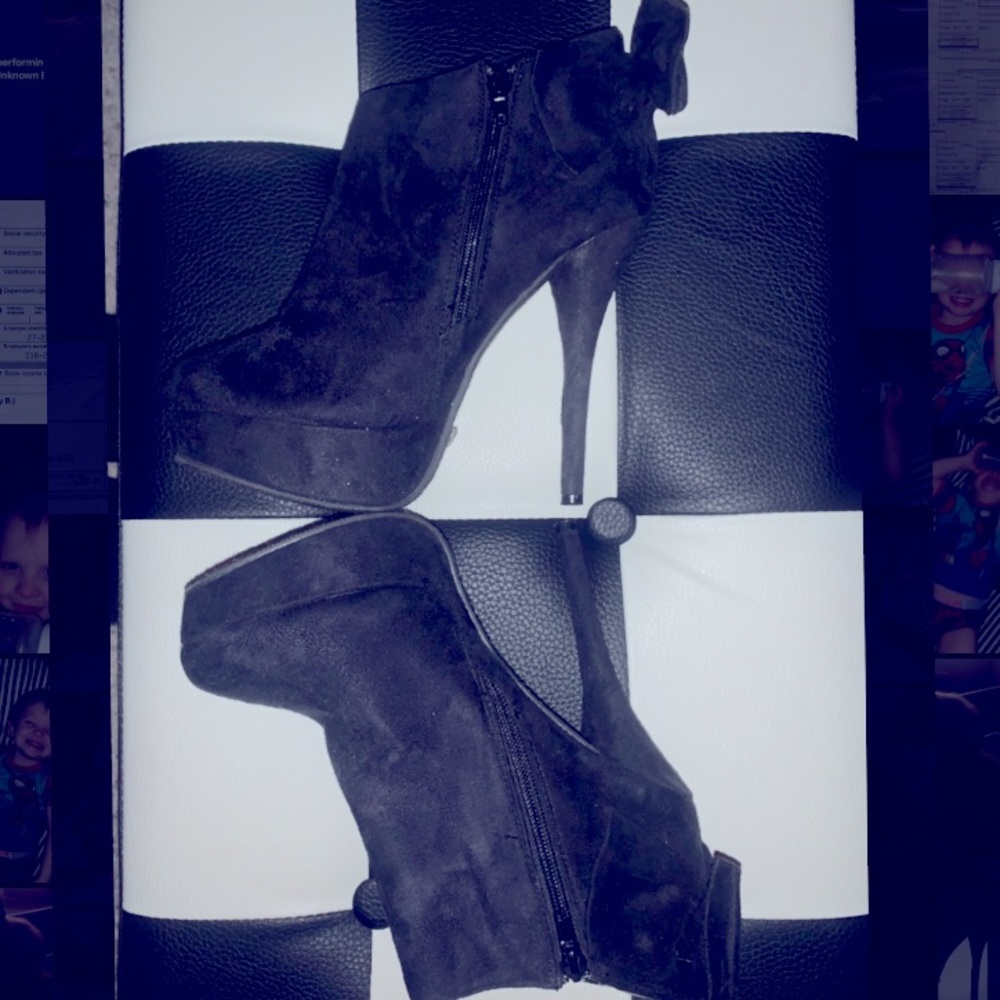 NWOB Faux Suede Black Bow Bootie Stiletto Heels Sz 8